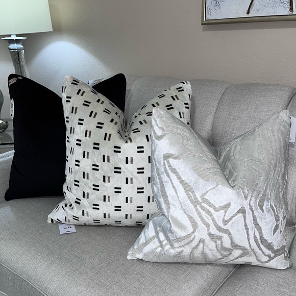 1-NWT CALDEIRA HAMMERSMITH DESIGN
VELVET DECORATIVE PILLOW - Picture 6 of 10